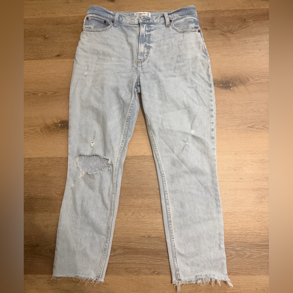 5/$12💕 Abercrombie & Fitch  Light Blue Relaxed Jeans
